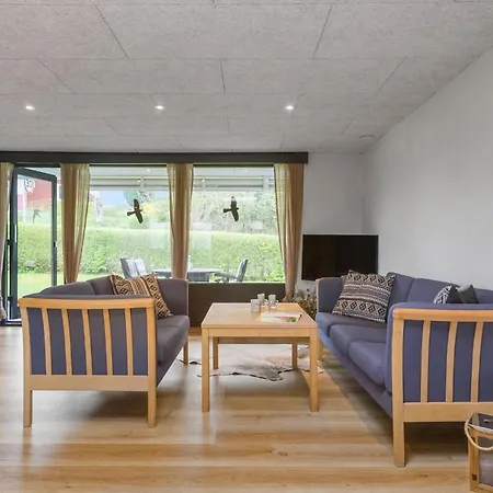 2 Bedroom Awesome In Hébergement de vacances *